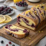 Babka s džemem na bílém talíři, příprava tradičního dezertu.