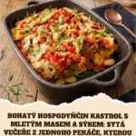 Bohatý kastrol s mletým masem a sýrem připravený na talíři