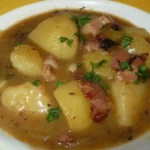Bramborové ragú se slaninou na talíři, chutný pokrm