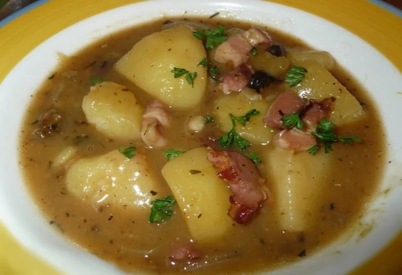 Bramborové ragú se slaninou na talíři, chutný pokrm