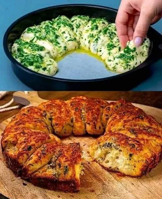 Vůně česnekového chleba čerstvě upečeného v troubě