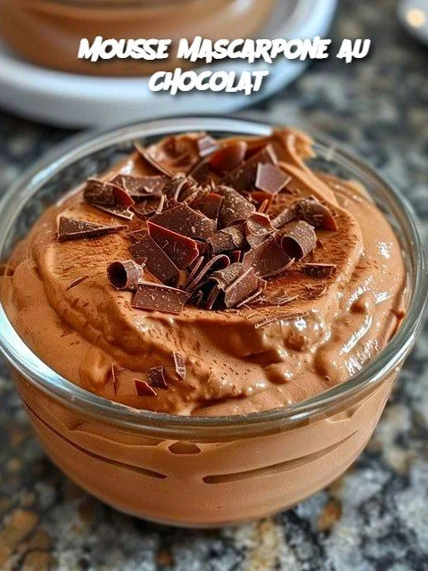 Čokoládová mascarpone mousse se šlehačkou a kakaem na dezertním talíři.