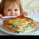 Cuketové lasagne s lososem na talíři, zdravý a chutný pokrm.