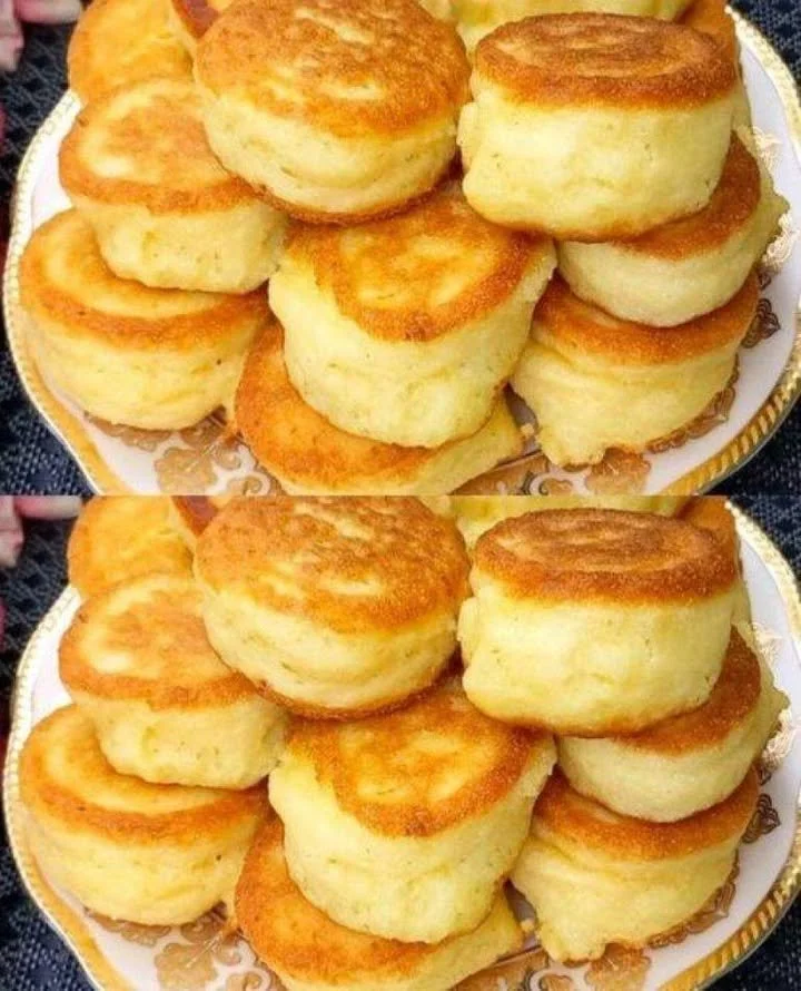 Fantastické bezlepkové palačinky na talíři s ovocem a sirupem