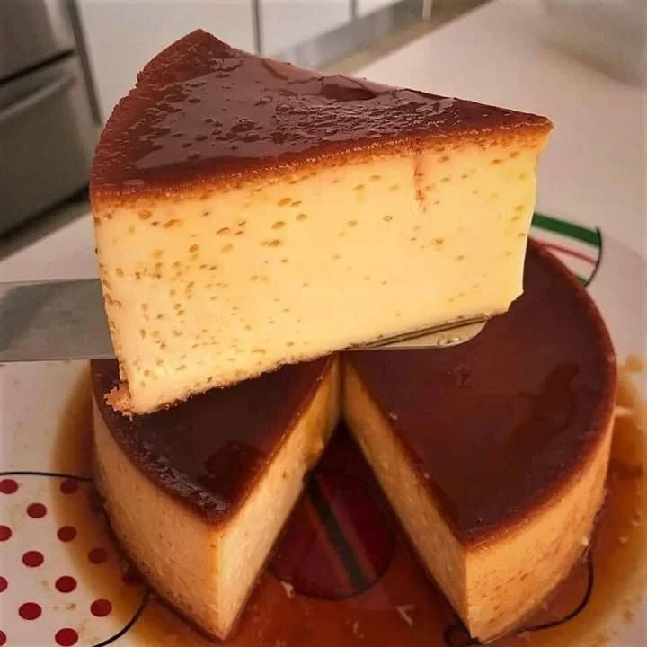 Delikátní flan napolitain s krémovou strukturou servírovaný na talíři.