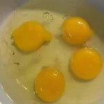 Vejce se skvrnami krve na bílém pozadí