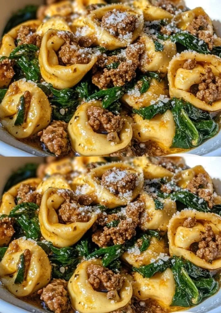 Krémové tortellíny s mletým masem a špenátem na talíři