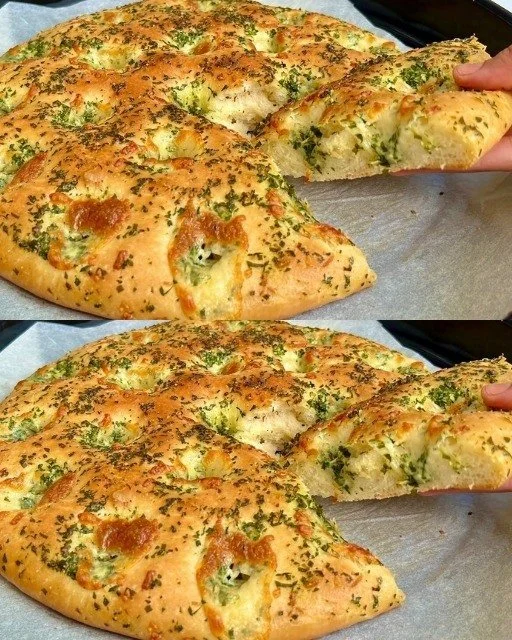 Kvasový chléb s křupavou kůrkou na dřevěném stole