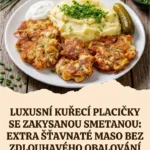Luxusní kuřecí placičky na talíři se zeleninou a omáčkou.
