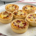 Mini quiches servírované na talíři s různými přísadami