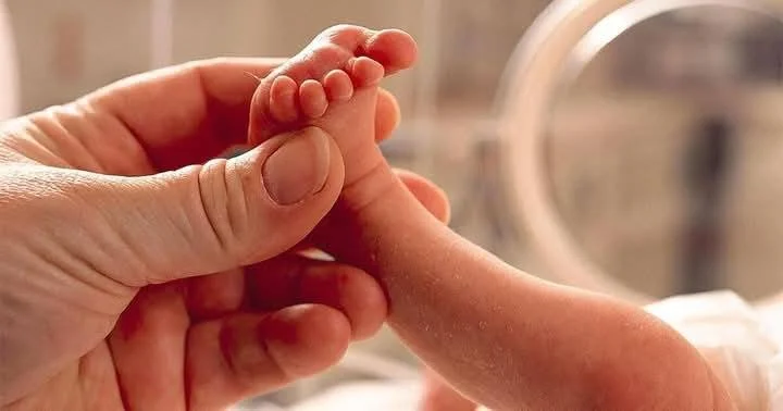 Starší bratr a mladší sestra se poprvé setkávají po deseti letech oddělení.