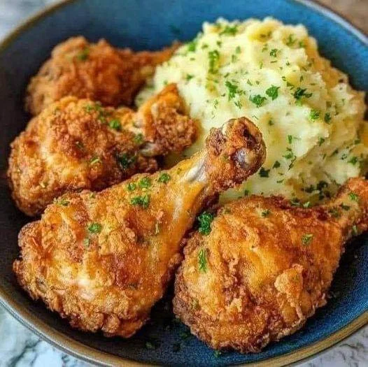 Křupavé a chutné poulet frit na talíři