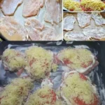Křupavé smažené řízky na talíři s citronem a bramborovým salátem