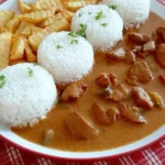 Smažený hovězí stroganoff na talíři s přílohou