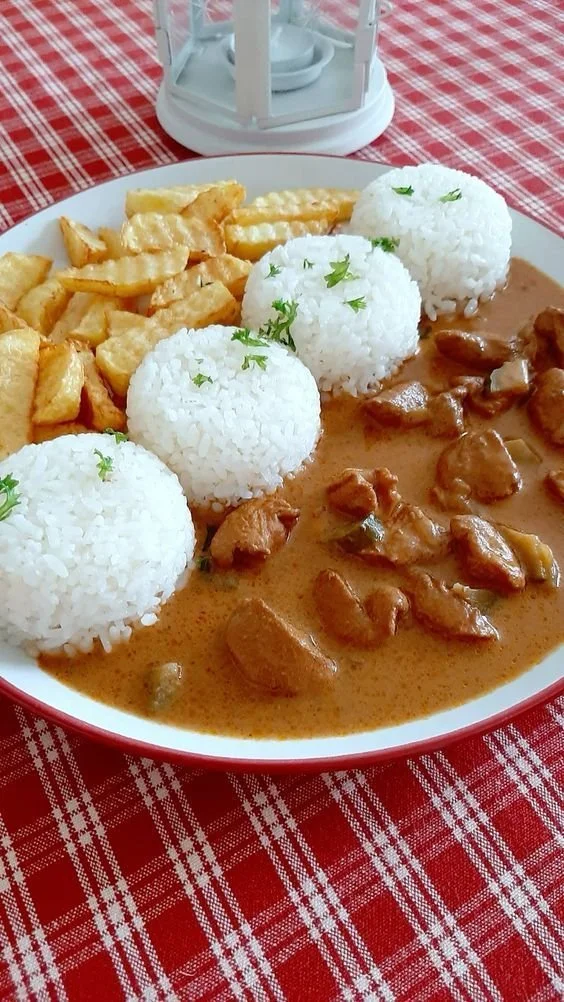 Smažený hovězí stroganoff na talíři s přílohou