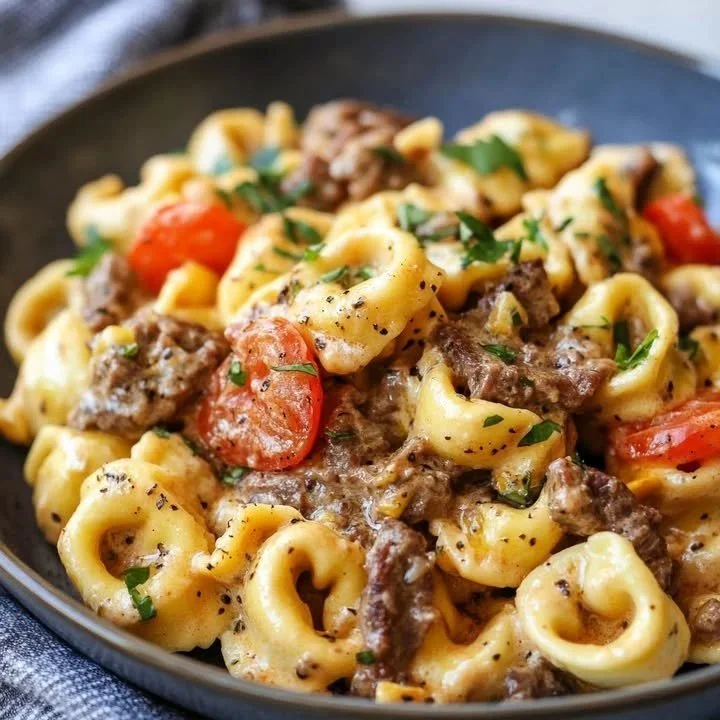 Sýrová tortellini s hovězím masem na talíři